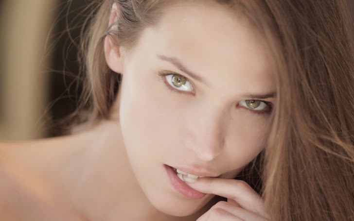 brunettes women closeup eyes models lips xart magazine faces silvie finger in mouth silvie de lux_www.wallpaperfo.com_52.jpg